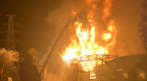 廣州增城一油罐起火，罐體內約5噸汽油，現場燃燒火光沖天